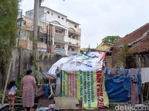 Perjuangan Nana Merawat Cucu Istimewa di Reruntuhan Rumah Triplek
