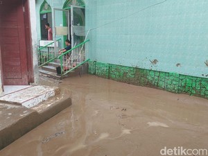 Banjir Kampung Aur Medan Mulai Surut, Permukiman Warga Dipenuhi Lumpur