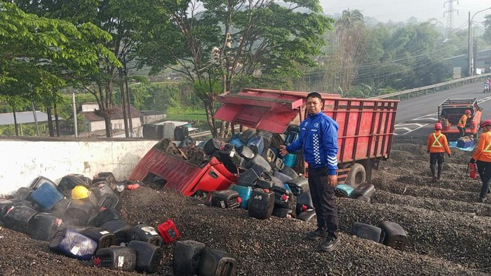 Truk Muatan 3 Ton Asam Sulfat Kecelakaan di Turunan Kertek Wonosobo
