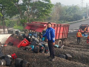 Truk Muatan 3 Ton Asam Sulfat Kecelakaan di Turunan Kertek Wonosobo