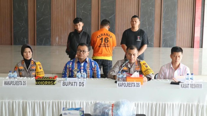 Konferensi pers kasus guru SD cabuli murid di Deli Serdang. (Dok Polrestabes Deli Serdang)