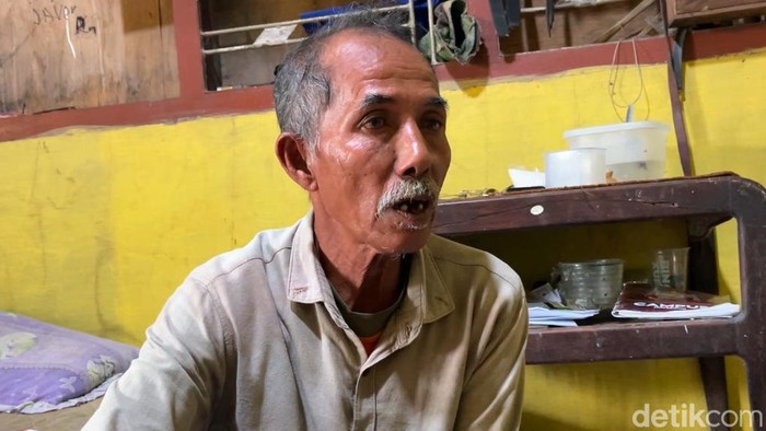 Korban Suparman saat diwawancarai di rumahnya. (Finta Rahyuni/detikSumut)