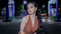Lala Widy lalu mengungkapkan tips soal selalu bisa membuat penonton meriah. Yang penting mood kita bagus nanti audiens pasti ngikutin. Kalau lagi bete taro di bawah saja jangan di atas panggung, karena kita harus profesional, katanya. (Foto: dok Instagram lala_widy)