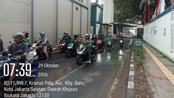 Lalin Arah Bulungan Dialihkan Imbas Truk Gangguan Dekat Halte CSW
