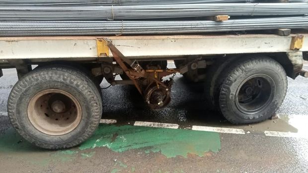 Lalin Arah Bulungan Dialihkan Imbas Truk Gangguan Dekat Halte CSW