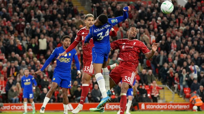 Soccer Football - Carabao Cup - Fourth Round - Liverpool v Chelsea - Anfield, Liverpool, Britain - October 28, 2026 Chelseas Josh Acheampong in action with Liverpools Ryan Gravenberch and Ronald Araujo REUTERS/Ian Hodgson EDITORIAL USE ONLY. NO USE WITH UNAUTHORIZED AUDIO, VIDEO, DATA, FIXTURE LISTS, CLUB/LEAGUE LOGOS OR LIVE SERVICES. ONLINE IN-MATCH USE LIMITED TO 120 IMAGES, NO VIDEO EMULATION. NO USE IN BETTING, GAMES OR SINGLE CLUB/LEAGUE/PLAYER PUBLICATIONS. PLEASE CONTACT YOUR ACCOUNT REPRESENTATIVE FOR FURTHER DETAILS..