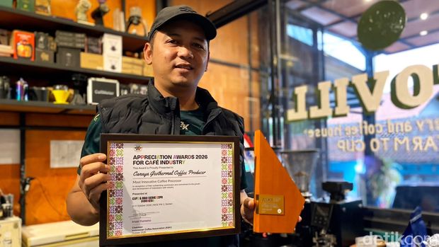 Mang Deden, menunjukan salah satu penghargaan selama dia berkiprah di dunia kopi.