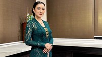 Penampilan Melly Mono saat berkebaya ramai menuai sorotan. Masyaallah geulisna, komen penyanyi Kristina. Emang boleh se ayu itu? sahut yang lainnya. (Foto: dok Instagram melly_mono)