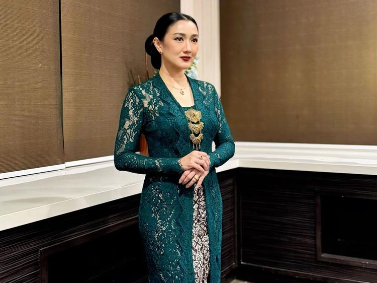 Geulis Pisan! Melly Mono Berkebaya Curi Perhatian