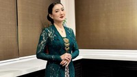 Sepakat dengan netizen soal geulis-nya Melly Mono saat berkebaya? (Foto: dok Instagram melly_mono)