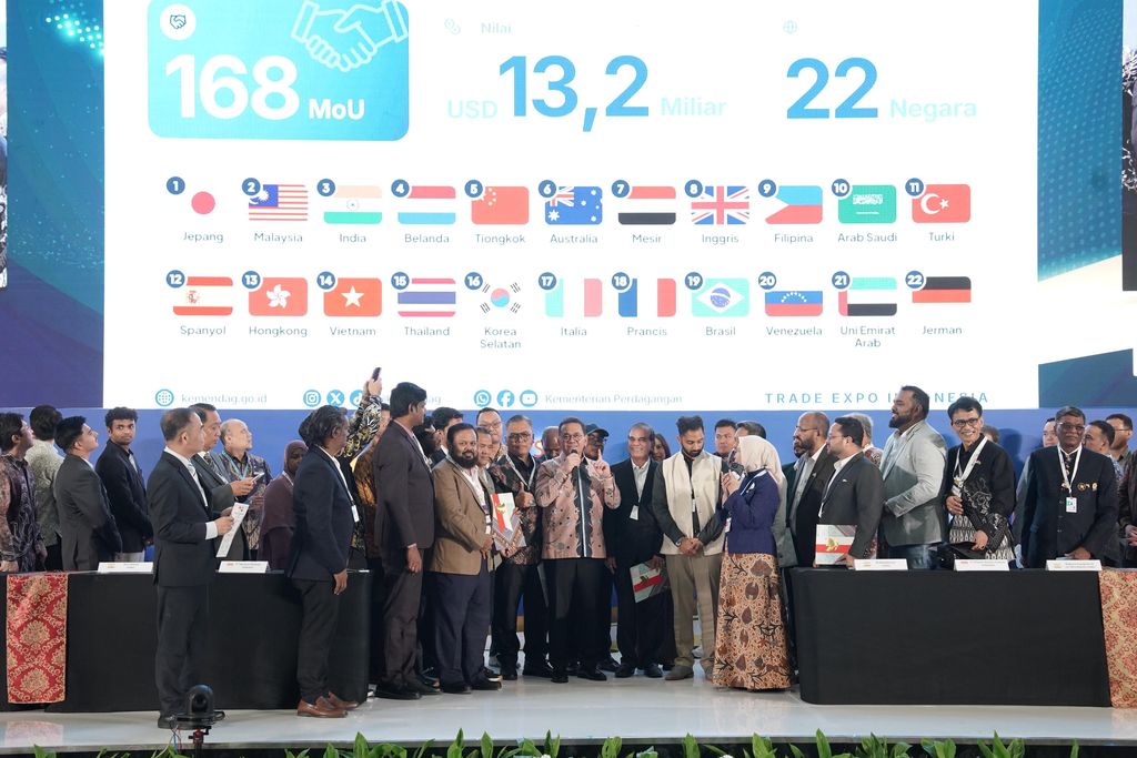Menteri Perdagangan, Budi Santoso menyaksikan penandatanganan 168 nota kesepahaman (Memorandum of Understanding/MoU) antara pelaku usaha Indonesia dan buyer luar negeri Senilai USD 13,2 miliar pada Trade Expo Indonesia ke-41 Tahun 2026 yang berlangsung di ICE BSD, Tangerang, Banten, Rabu (14/10/2026). (Dok. Kemendag)