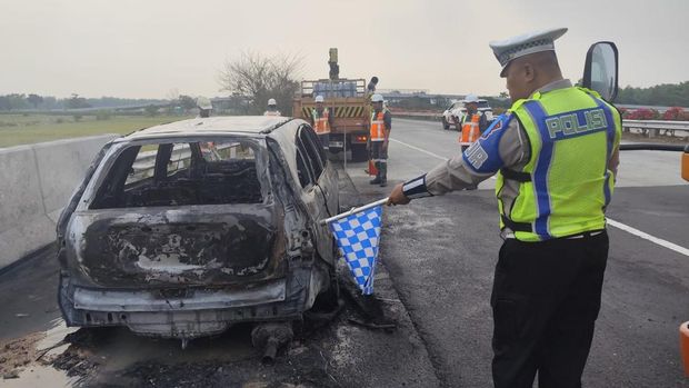 Mobil Honda CRV yang ludes terbakar di Tol Jombang-Mojokerto. Mobil Honda CRV yang ludes terbakar di Tol Jombang-Mojokerto.