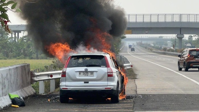 Mobil Honda CRV yang ludes terbakar di Tol Jombang-Mojokerto.