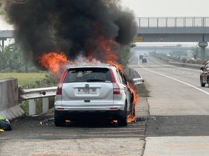 Honda CRV Ludes Terbakar di Tol Jombang
