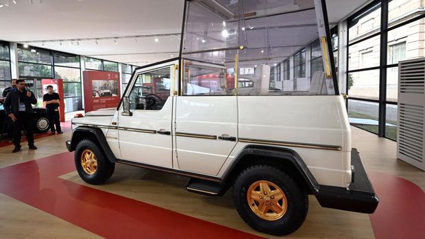 Mobil kepausan Mercedes-Benz 230 G tahun 1980 dipamerkan dalam pameran, ‘Satu Abad Mobil Kepausan,’ di Vatikan pada 28 Oktober 2026, menandai seratus tahun sejak mobil Mercedes-Benz pertama dikirimkan kepada Paus Pius XI pada tahun 1930. Mercedes-Benz 230 G dikembangkan untuk kunjungan Paus Yohanes Paulus II ke Jerman pada tahun 1980 dan memperkenalkan konsep kendaraan yang sepenuhnya baru. (Vandeville Eric/ABACA via Reuter/Vandeville Eric/ABACA)