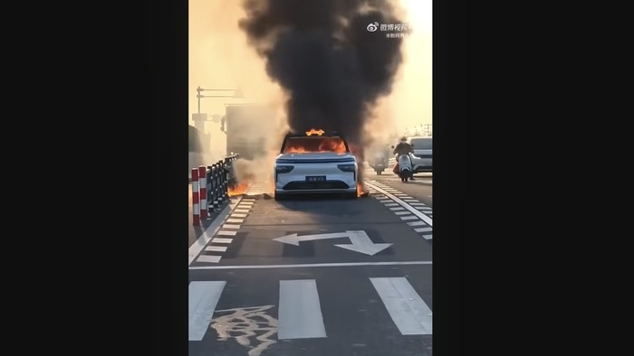 Mobil REEV terbakar di China