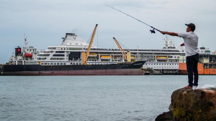 Niat Keliling Dunia 3,5 Tahun, Ratusan Penumpang Kapal Pesiar Telantar di Kamboja Drone view of the Villa Vie Odyssey cruise ship docking at Sihanoukville Autonomous Port, after permanent residents living aboard the vessel were forced to disembark in Cambodia, as the operator said rising fuel prices linked to conflict involving Iran had made operations prohibitively expensive, in Preah Sihanouk province, Cambodia, October 28, 2026. REUTERS/Soveit Yarn