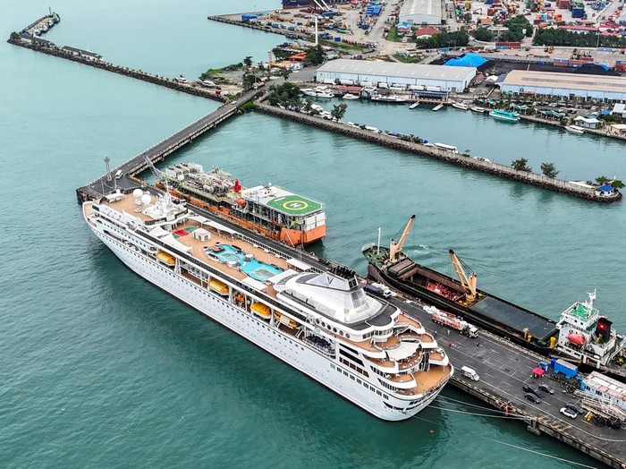 Niat Keliling Dunia 3,5 Tahun, Ratusan Penumpang Kapal Pesiar Telantar di Kamboja Drone view of the Villa Vie Odyssey cruise ship docking at Sihanoukville Autonomous Port, after permanent residents living aboard the vessel were forced to disembark in Cambodia, as the operator said rising fuel prices linked to conflict involving Iran had made operations prohibitively expensive, in Preah Sihanouk province, Cambodia, October 28, 2026. REUTERS/Soveit Yarn