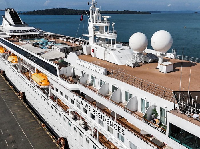 Niat Keliling Dunia 3,5 Tahun, Ratusan Penumpang Kapal Pesiar Telantar di Kamboja Drone view of the Villa Vie Odyssey cruise ship docking at Sihanoukville Autonomous Port, after permanent residents living aboard the vessel were forced to disembark in Cambodia, as the operator said rising fuel prices linked to conflict involving Iran had made operations prohibitively expensive, in Preah Sihanouk province, Cambodia, October 28, 2026. REUTERS/Soveit Yarn
