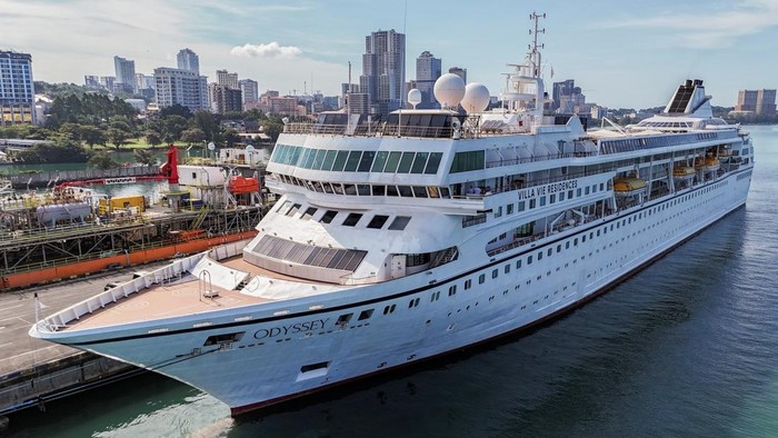 Niat Keliling Dunia 3,5 Tahun, Ratusan Penumpang Kapal Pesiar Telantar di Kamboja Drone view of the Villa Vie Odyssey cruise ship docking at Sihanoukville Autonomous Port, after permanent residents living aboard the vessel were forced to disembark in Cambodia, as the operator said rising fuel prices linked to conflict involving Iran had made operations prohibitively expensive, in Preah Sihanouk province, Cambodia, October 28, 2026. REUTERS/Soveit Yarn