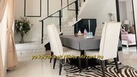 Nikita Mirzani memutuskan menjual rumah mewahnya di kawasan Jakarta Selatan. Rumah tersebut dibanderol mulai Rp 9 miliar. Bukan kesusahan uang, Nikita Mirzani dan keluarga mau pindah ke rumah baru yang lebih luas. Rumah yang dibangun sejak beberapa waktu lalu disebut sudah rampung. Foto: dok instagram Rafael Insight Homes