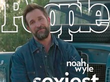 Aktor The Pitt Noah Wyle Raih Gelar Pria Terseksi 2026, Tuai Kontroversi