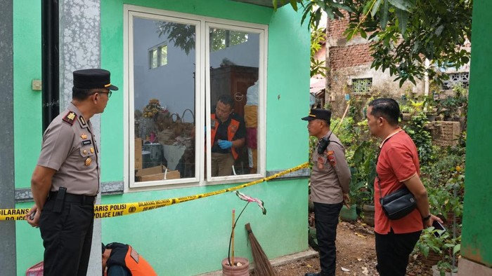 Olah TKP kasus pencurian 15 Chromebook di SDN 1 Tumpangkrasak, Kecamatan Jati, Kabupaten Kudus, Kamis (29/10/2026).