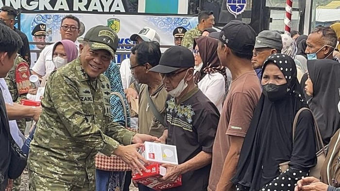 Pangdam XXII/Tambun Bungai Mayjen TNI Zainul Arifin serahkan bantuan. (Istimewa/Dok Kodam)