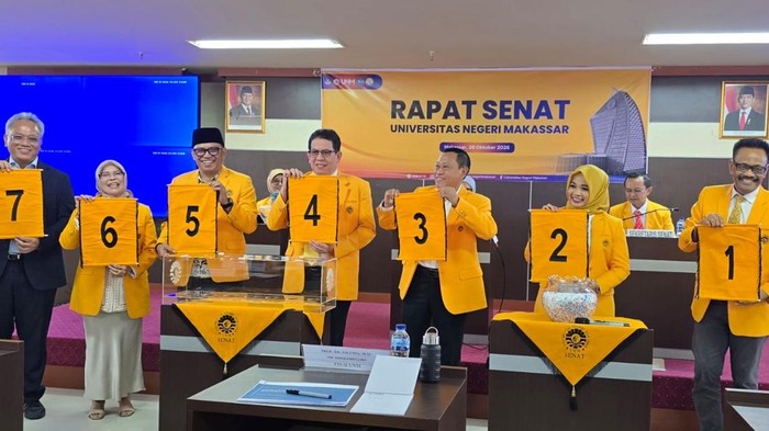 Para calon rektor UNM menampilkan nomor urut masing-masing.
