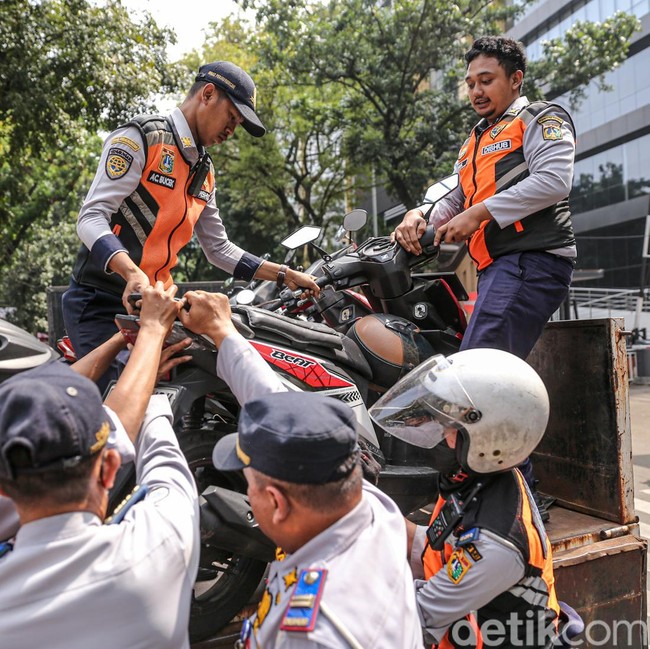 Parkir Liar Bikin Resah, 8 Motor dan 1 Mobil Diangkut Dishub