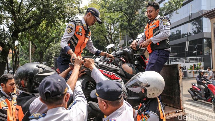 Parkir Liar Bikin Resah, 8 Motor dan 1 Mobil Diangkut Dishub