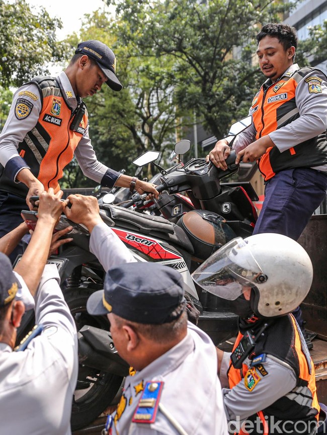 Parkir Liar Bikin Resah, 8 Motor dan 1 Mobil Diangkut Dishub