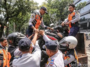 Parkir Liar Bikin Resah, 8 Motor dan 1 Mobil Diangkut Dishub