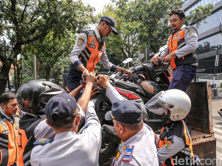 Parkir Liar Bikin Resah, 8 Motor dan 1 Mobil Diangkut Dishub
