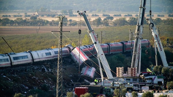 Pasca Tabrakan Dua Kereta Cepat di Spanyol, Derek Dikerahkan ke Lokasi