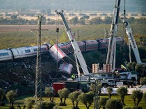 Pasca Tabrakan Dua Kereta Cepat di Spanyol, Derek Dikerahkan ke Lokasi