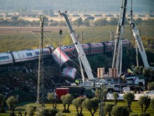 Pasca Tabrakan Dua Kereta Cepat di Spanyol, Derek Dikerahkan ke Lokasi