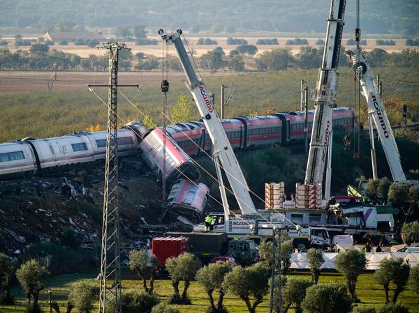 Pasca Tabrakan Dua Kereta Cepat di Spanyol, Derek Dikerahkan ke Lokasi