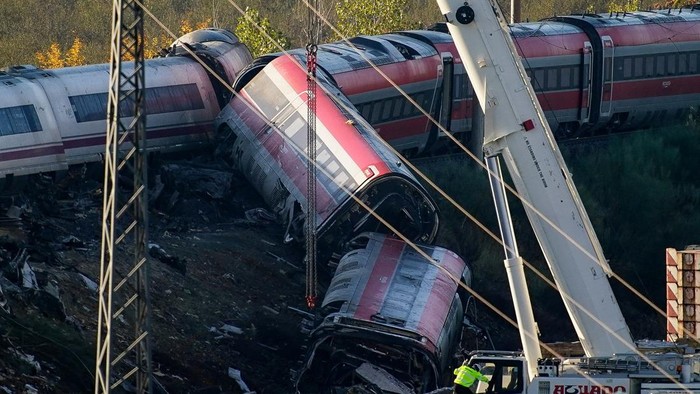 Sebuah derek berada di lokasi tabrakan dua kereta berkecepatan tinggi di wilayah antara Mora dan Orgaz, dekat Toledo, Spanyol, pada Kamis (29/10/2026). Alat berat tersebut dikerahkan dalam proses penanganan pascakecelakaan yang melibatkan dua kereta cepat tersebut. REUTERS/Ana Beltran