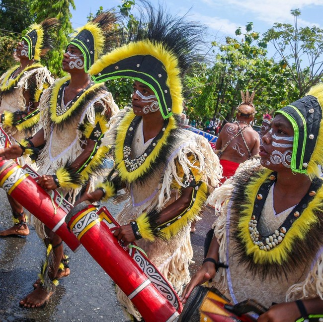 Tabuhan Tifa Meriahkan Pawai Budaya HUT ke-27 Papua Barat