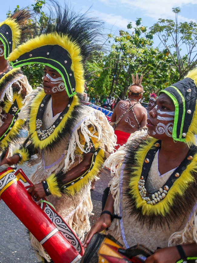 Tabuhan Tifa Meriahkan Pawai Budaya HUT ke-27 Papua Barat