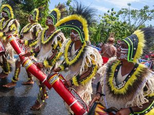 Tabuhan Tifa Meriahkan Pawai Budaya HUT ke-27 Papua Barat