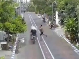 Video Aksi Warga Siram Pencuri HP Sampai Jatuh dari Motor di Sidoarjo