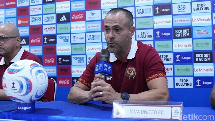 Pelatih Java United, Fabio Lefundes, dalam sesi jumpa pers lawan Bhayangkara FC di Semarang, Kamis (29/10/2026).