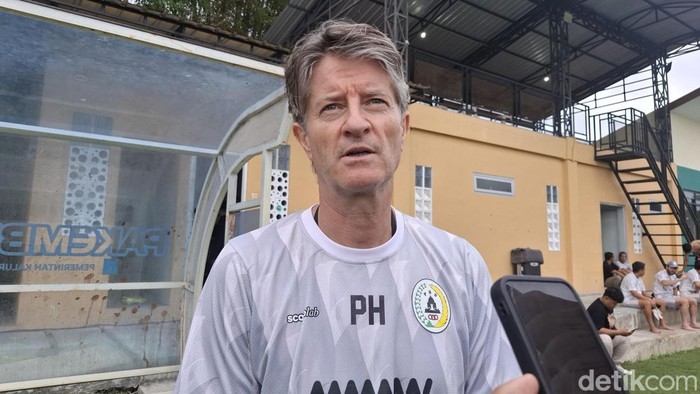 Pelatih PSS Sleman, Pieter Huistra di Lapangan Pakembinangun, Sleman, Kamis (29/10/2026).