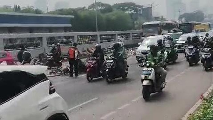 Pembersihan muatan truk yang kecelakaan di depan gedung DPR