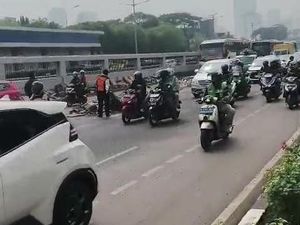 Video: Kecelakaan 2 Truk di Depan DPR, Muatan Keramik Berserakan Bikin Macet!