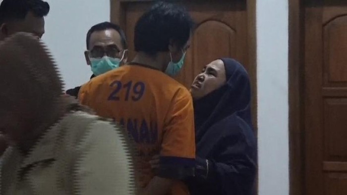 Momen Dwi Bagus dipertemukan dengan istri sahnya usai prarekonstruksi di rumahnya Kota Madiun