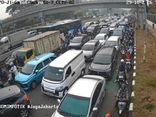 Penampakan Macet Mengular di Depan DPR Imbas Kecelakaan 2 Truk