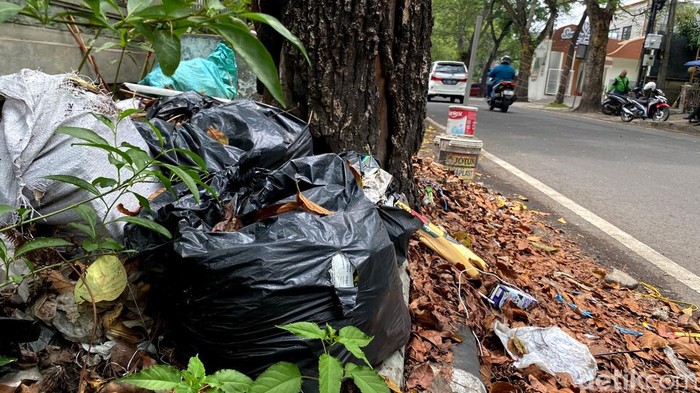 Penampakan sampah di Jalan Anggrek, Kota Bandung.